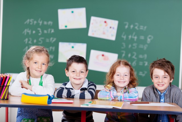 vier kinder in der grundschule